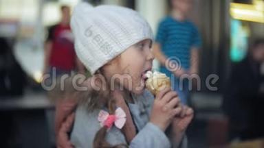 穿白色针织帽子的可爱学步<strong>女孩</strong>吃冰淇淋